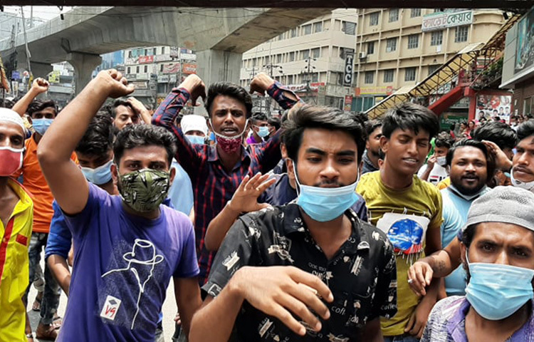 মিরপুরে গার্মেন্টস শ্রমিকদের আন্দোলনে যানবাহন চলাচল বন্ধ হয়ে পড়েছিল। ছবি: জাগো নিউজ