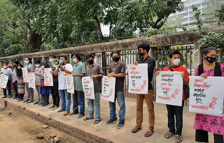 রাজধানীর জাতীয় প্রেস ক্লাবের সামনে সমাজতান্ত্রিক ছাত্র ফ্রন্ট সব শিক্ষার্থীর জন্য টিকা প্রদানের দাবি জানিয়ে মানববন্দন করেছে। ছবি: বিপ্লব দিক্ষিৎ