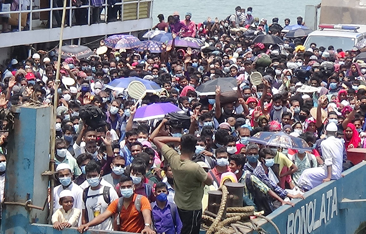 ফেরি পেয়ে যাত্রীরা উল্লাসিত। ছবি: রুবেলুর রহমান