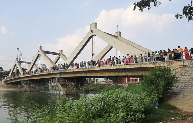 দীর্ঘপর হাতিরঝিলে দর্শনার্থীদের ভিড় দেখা গেছে। ছবি: বিপ্লব দিক্ষিৎ