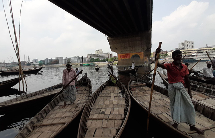 অসহায় হয়ে সরকারের কাছে সহযোগিতা কামনা করেছেন সদরঘাটের মাঝিরা। আজ সদরঘাটের নৌ ঘাটে গিয়ে দেখা যায়, অনেক মাঝি ভাড়া না পেয়ে বসে আছেন। সরকারঘোষিত বিধিনিষেধের (লকডাউন) কারণে তারা গ্রামেও যেতে পারেনি। ছবি: বিপ্লব দিক্ষিৎ