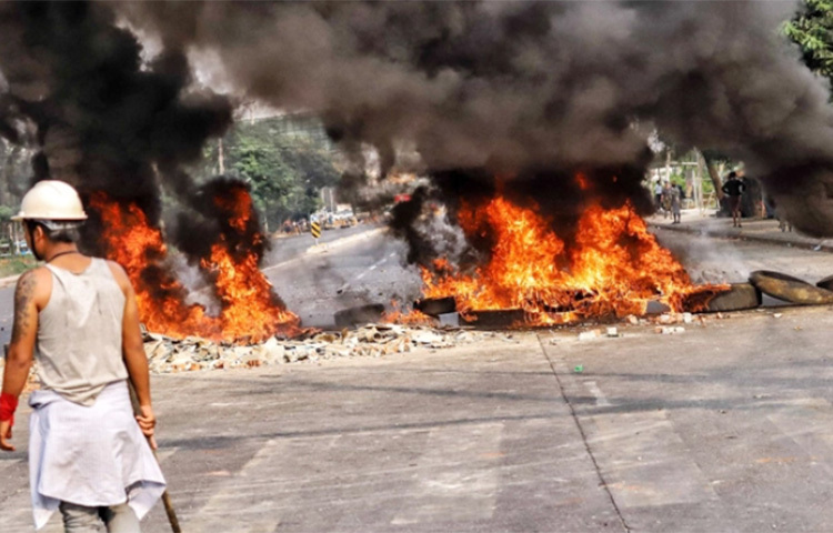 মিয়ানমারে সামরিক অভ্যুত্থানবিরোধীদের সঙ্গে সংঘর্ষে অন্তত ২০ জন পুলিশ সদস্য নিহত হয়েছেন। গত রোববার দেশটির পূর্বাঞ্চলীয় শান রাজ্যের একটি পুলিশ স্টেশনে এ সংঘর্ষের ঘটনা ঘটে। এ সময় অভ্যুত্থানবিরোধীরা পুলিশের চার সদস্যকে জিম্মি করে। পরে পুলিশ স্টেশনটিও পুড়িয়ে দেয় তারা। ছবি: সংগৃহীত