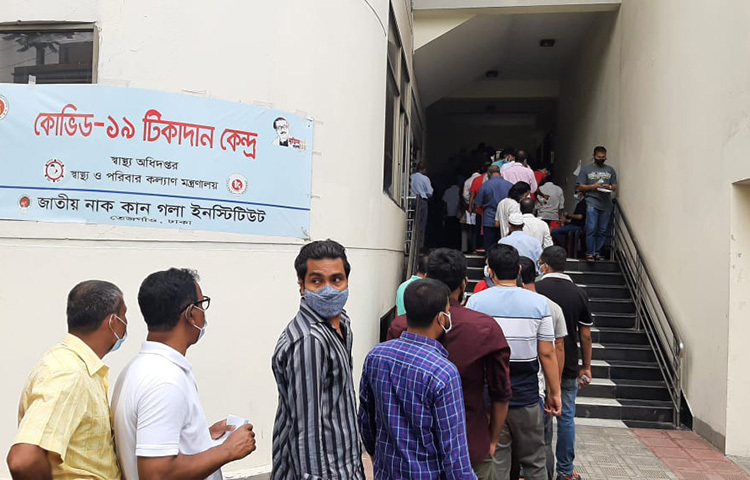 করোনার দ্বিতীয় ডোজের টিকার জন্য রীতিমতো হাহাকার শুরু হয়েছে। আজ রাজধানীর জাতীয় নাক, কান ও গলা ইনস্টিটিউটে দ্বিতীয় ডোজের টিকাদানের টোকেন নেয়াকে কেন্দ্র করে গ্রহণেচ্ছু ও দায়িত্বরতদের মাঝে বাগবিতণ্ডা হয়। ছবি: জাগো নিউজ