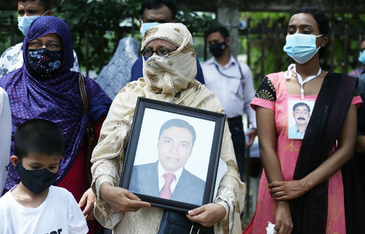 ‘মায়ের ডাক’-এর আয়োজনে মানববন্ধনে ‘গুম’ হয়ে যাওয়া দের ছবি নিয়ে উপস্থিত হন স্বজনরা। ছবি: জাগো নিউজ