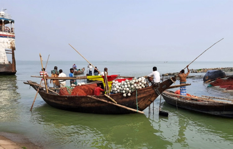 ঘূর্ণিঝড় ইয়াসের প্রাদুর্ভাবে সারা দেশের নদ-নদীতে বৃদ্ধি পেয়েছে পানি। তেমনি মেঘনা নদীর পানির উচ্চতা বৃদ্ধি পেয়েছে প্রায় ৩ ফুট। এছাড়া গত দুইদিন থেমে থেমে কয়েকবার বৃষ্টি হয়েছে। এতেই নতুন স্বপ্নে বুক বাঁধতে শুরু করেছেন মেঘনার জেলেরা। ছবি: জাগো নিউজ