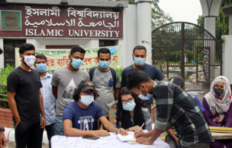 স্বাস্থ্যবিধি মেনে শিক্ষাপ্রতিষ্ঠান ও বিশ্ববিদ্যালয় খুলে দেয়াসহ চার দফা দাবিতে গণস্বাক্ষর কর্মসূচি পালন করেছে ইসলামী বিশ্ববিদ্যালয়ের শিক্ষার্থীরা। আজ বিশ্ববিদ্যালয়ের প্রধান ফটকের সামনে এ গণস্বাক্ষর কর্মসূচি পালিত হয়। ছবি: রায়হান মাহবুব