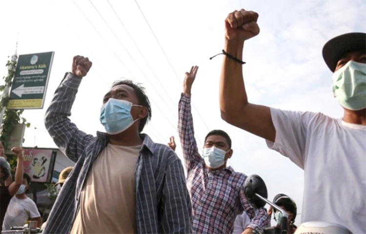সামরিক অভ্যুত্থান নিয়ে কথিত ভুয়া খবর প্রকাশের অভিযোগে দুই সাংবাদিককে কারাদনণ্ড দিয়েছে জান্তা-শাসিত মিয়ানমার। কারাদণ্ডের প্রতিবাদে দেশটির রাস্তায় প্রতিবাদ করছেন সাংবাদিক নেতারা। ছবি: সংগৃহীত