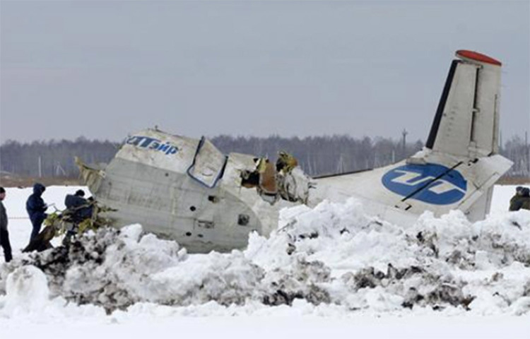 রাশিয়ার সাইবেরিয়ান অঞ্চলের কেমেরোভো এলাকায় একটি দুই ইঞ্জিনবিশিষ্ট এল-৪১০ বিমান বিধ্বস্ত হয়েছে। এ ঘটনায় অন্তত চারজন নিহত এবং চারজন আহত হয়েছেন। ছবি: সংগৃহীত