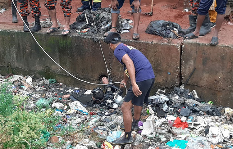 রাজধানীর খিলগাঁওয়ের তিলপাড়ার ৭ নম্বর গলির উত্তর বাসাবো খালের ঝিলপাড় মসজিদের পাশের একটি ড্রেনের ওপর থেকে পড়ে নিখোঁজ হয়েছেন ২০ বছর বয়সী এক যুবক। তাকে উদ্ধারের চেষ্টা  চলছে। ছবি: জাগো নিউজ