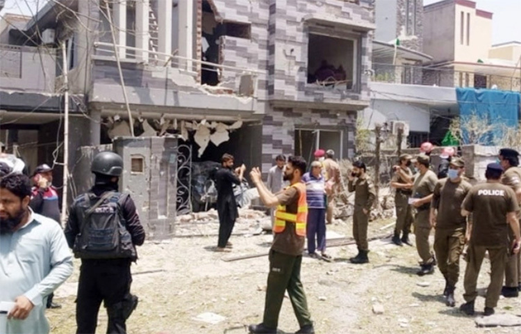 পাকিস্তানের পাঞ্জাব প্রদেশের রাজধানী লাহোরে বিস্ফোরণের ঘটনায় কমপক্ষে দু’জন নিহত হয়েছে। আহত হয়েছে আরও ১৭ জন। ছবি: সংগৃহীত