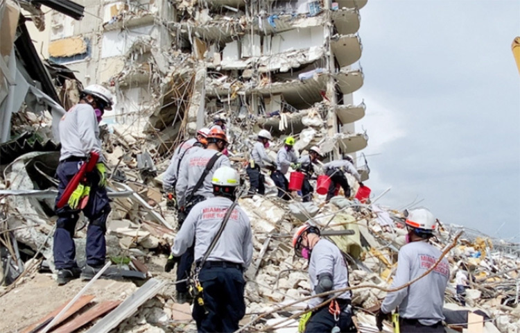 যুক্তরাষ্ট্রের মায়ামিতে ১২তলা ভবনধসে মৃতের সংখ্যা বেড়ে দাঁড়িয়েছে নয়জনে। এখনো নিখোঁজ ১৫০ জনেরও বেশি মানুষ। তাদের সন্ধানে প্রাণপণ চেষ্টা চালাচ্ছেন উদ্ধারকারীরা। তবে সময় যত গড়াচ্ছে ভেতরে আটকেপড়াদের জীবিত উদ্ধারের আশা ততটাই ক্ষীণ হয়ে আসছে। ছবি: সংগৃহীত
