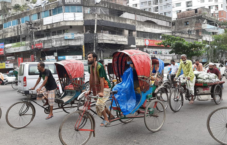 গণপরিবহন চলাচল না করায় রাজধানীর রাজপথ আজও ছিল রিকশার দখলে। ছবি: বিপ্লব দিক্ষিৎ