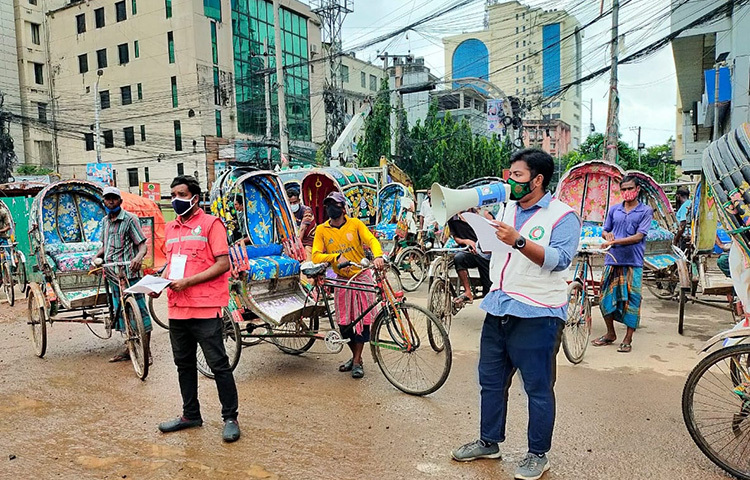 চট্টগ্রাম শহরের বিভিন্ন গুরুত্বপূর্ণ মোড়ে কোভিড-১৯ সচেতনতায় সিটি কর্পোরেশনের উদ্যোগে যুব রেড ক্রিসেন্টের সহযোগিতায় মাইকিং কার্যক্রম এবং লিফলেট বিতরণ করা হয়। ছবি: রেড ক্রিসেন্ট