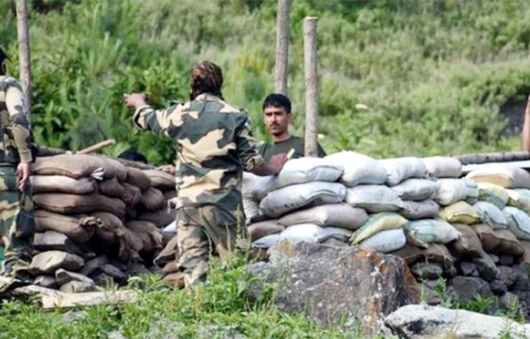 ভারত নিয়ন্ত্রিত কাশ্মীরে তিনটি আলাদা বন্দুকযুদ্ধে দুই ভারতীয় সেনাসহ ৮ জন নিহত হয়েছে। ভারতের দাবি, নিহত অন্য ছয় জন সন্ত্রাসী। ছবি: সংগৃহীত