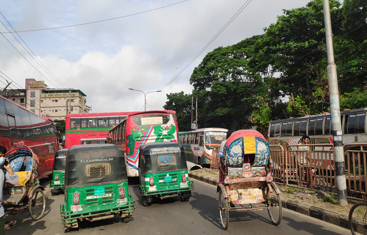 কঠোর লকডাউনের পরে আবারও স্বরূপে ফিরছে রাজধানীর সড়কগুলো। ছবি: বিপ্লব দিক্ষিৎ