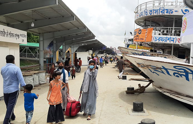 সাধারণ সময়ে ঈদুল ফিতর বা আজহা উপলক্ষে আট থেকে ১০ দিন আগে সদরঘাট লঞ্চ টার্মিনালে ঘরমুখো মানুষের ভিড় থাকে। কিন্তু এবার এই টার্মিনালের চিত্র ভিন্ন। এখনো দেশের দক্ষিণাঞ্চলের ঘরমুখো মানুষের ভিড় সেভাবে চোখে পড়েনি। ছবি: সংগৃহীত