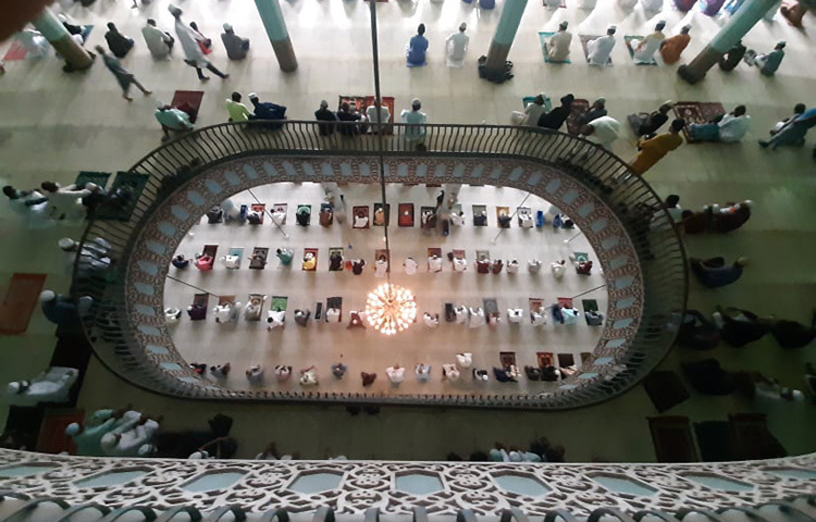 জাতীয় মসজিদে ঈদের নামাজ আদায় করছেন মুসল্লিরা। ছবি: বিপ্লব দিক্ষিৎ