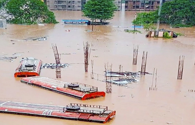 টানা কয়েকদিনের ভারি বর্ষণের পর ভারতের মহারাষ্ট্রে ভূমিধসে ৩৬ জনের মৃত্যু হয়েছে। মহারাষ্ট্রের রায়গাদ জেলায় এ ঘটনা ঘটে বলে জানিয়েছে এনডিটিভি। ছবি: সংগৃহীত