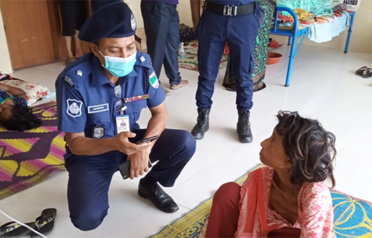 ঝিনাইদহে ফেলে যাওয়া অসুস্থ শোভা বিশ্বাসকে (৫৬) উদ্ধার করে হাসপাতালে নিয়ে গেলেন সদর থানার ওসি এমদাদুল হক। ছবি: আব্দুল্লাহ আল মাসুদ