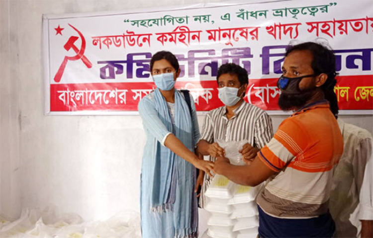 বরিশালে লকডাউনে কর্মহীন মানুষের খাদ্য সহায়তার জন্য বাংলাদেশের সমাজতান্ত্রিক দল (বাসদ) বরিশাল জেলা শাখার উদ্যোগে ‘কমিউনিটি কিচেন’ চালু করা হয়েছে। ছবি: সাইফ আমীন