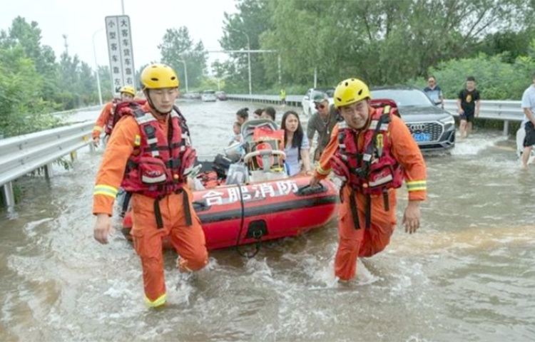 চীনে বন্যায় এখন পর্যন্ত কমপক্ষে ৩০২ জনের মৃত্যু হয়েছে। সোমবার স্থানীয় কর্মকর্তারা জানিয়েছেন, বন্যার কারণে প্রায় ৫০ জন এখনও নিখোঁজ রয়েছে। ছবি: সংগৃহীত