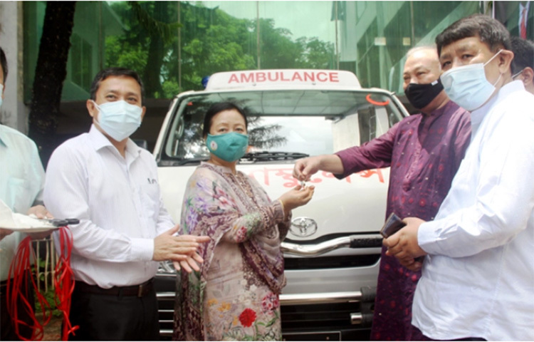 রাঙ্গামাটির কাউখালী উপজেলা স্বাস্থ্য কমপ্লেক্সে অ্যাম্বুলেন্স দিয়েছে পার্বত্য জেলা পরিষদ। আজ সকালে স্বাস্থ্য ও পরিবার পরিকল্পনা কর্মকর্তা ডা. সুইমিং প্রু রোয়াজারের কাছে অ্যাম্বুলেন্সের চাবি হস্তান্তর করা হয়। ছবি: সংকর হোড়