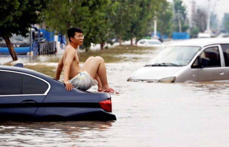 চীনের দক্ষিণপশ্চিমাঞ্চলীয় প্রদেশ সিচুয়ানে সাম্প্রতিক অতিবৃষ্টি ও বন্যায় ঘর ছাড়তে বাধ্য হয়েছে ৮০ হাজারের বেশি মানুষ। প্রদেশটির বেশিরভাগ নদীর পানি বিপৎসীমার ওপর দিয়ে প্রবাহিত হচ্ছে। ছবি: সংগৃহীত