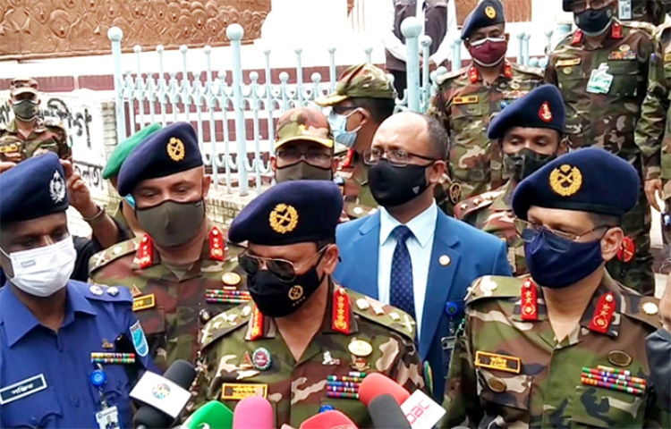 দেশের সার্বিক পরিস্থিতি বিবেচনায় সরকার কঠোর বিধিনিষেধ শিথিল করেছে বলে মন্তব্য করেছেন সেনাপ্রধান জেনারেল এস এম শফিউদ্দিন আহমেদ। আজ টাঙ্গাইল শহরের নিরালা মোড় এলাকায় অপারেশন কোভিড শিল্ড টহল কার্যক্রম পরিদর্শনকালে তিনি এ মন্তব্য করেন। ছবি: আরিফ উর রহমান টগর