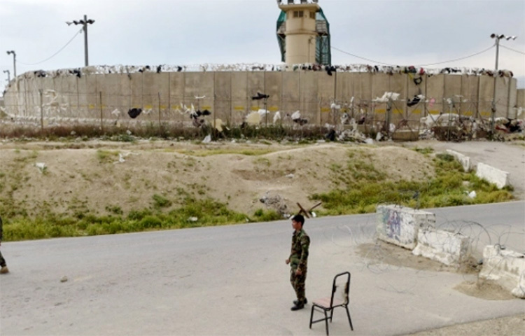 যুক্তরাষ্ট্র ও ন্যাটোর সদস্যদের জন্য আফগানিস্তানের বাগরাম বিমান ঘাঁটি তালেবান ও আল-কায়েদার বিরুদ্ধে লড়াইয়ের মূল রণক্ষেত্র ছিল ২০ বছর ধরে। এবার তালেবান তা দখলে নিল। একইসঙ্গে কারাগারও তাদের দখলে। কাবুল দখলের শেষ প্রান্তে এসে এমন দাবি করল তালেবান। ছবি: সংগৃহীত