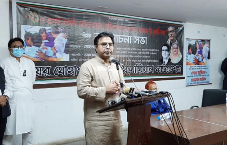 ২১ আগস্ট গ্রেনেড হামলার আগেই ‘হামলার’ বিষয়ে দলীয় সভানেত্রী শেখ হাসিনাকে সতর্ক করেছেন সেই সময়ের ঢাকা মহানগর আওয়ামী লীগের সাংগঠনিক সম্পাদক ও বর্তমান কেন্দ্রীয় কার্যনির্বাহী সদস্য সাঈদ খোকন। আজ জাতীয় প্রেস ক্লাবে ২১ আগস্ট নিয়ে ‘স্মৃতির পাতা থেকে জানা অজানা দুই একটি কথা’ শীর্ষক আলোচনা সভায় তিনি এ তথ্য দেন। ছবি: বিপ্লব দিক্ষিৎ