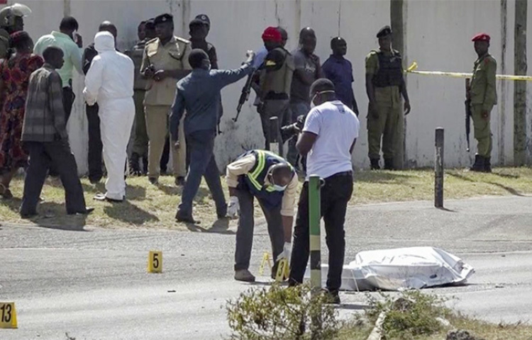 তানজানিয়ায় ফরাসি দূতাবাসের কাছে এক বন্দুকধারীর হামলায় চারজন নিহত হয়েছে। এদের মধ্যে তিনজন পুলিশ কর্মকর্তা এবং একটি বেসরকারি নিরাপত্তা কোম্পানির এক সদস্য। ছবি: সংগৃহীত