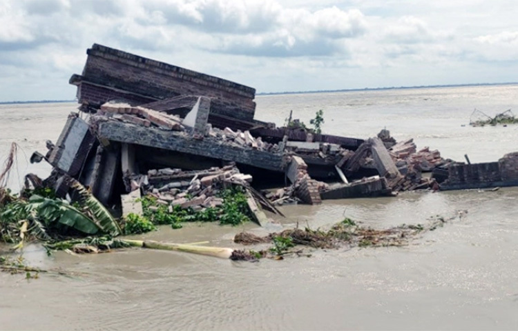 পদ্মা নদীতে বিলীন হয়ে গেলো মানিকগঞ্জের হরিরামপুর উপজেলার আজিমনগর ইউনিয়ন স্বাস্থ্য ও পরিবার কল্যাণ কেন্দ্র। আজ বিষয়টি নিশ্চিত করেছেন ইউপি চেয়ারম্যান মো. বিল্লাল হোসেন। ছবি: বি.এম খোরশেদ