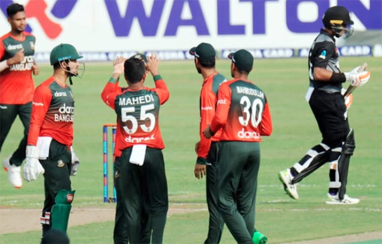 ঘরের মাঠে বাংলাদেশ যে কতটা ভয়ংকর, অস্ট্রেলিয়ার পর হারে হারে টের পাচ্ছে নিউজিল্যান্ডও। আজ মিরপুরে সিরিজের প্রথম টি-টোয়েন্টিতেই টাইগারদের বোলিংয়ে রীতিমত পর্যদুস্ত কিউইরা। ছবি: সংগৃহীত