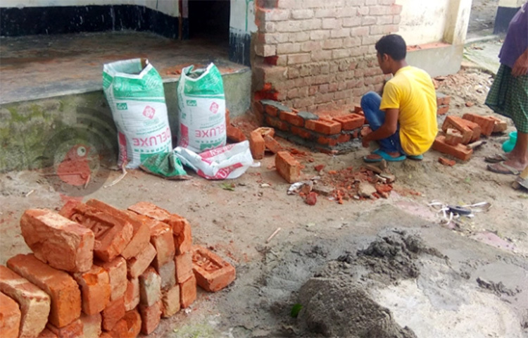 নীলফামরীর স্কুলে স্কুলে পরিষ্কার পরিচ্ছন্নতার উৎসব পড়েছে। প্রায় দেড় বছর বন্ধ থাকার পর ফের ক্লাসে ফেরার আনন্দ বিরাজ করছে শিক্ষক শিক্ষার্থীদের মাঝে। আজ জেলার বিভিন্ন শিক্ষাপ্রতিষ্ঠানে সরেজমিনে দেখা যায় স্কুল খোলার পূর্বপ্রস্তুতি। ছবি: জাগো নিউজ