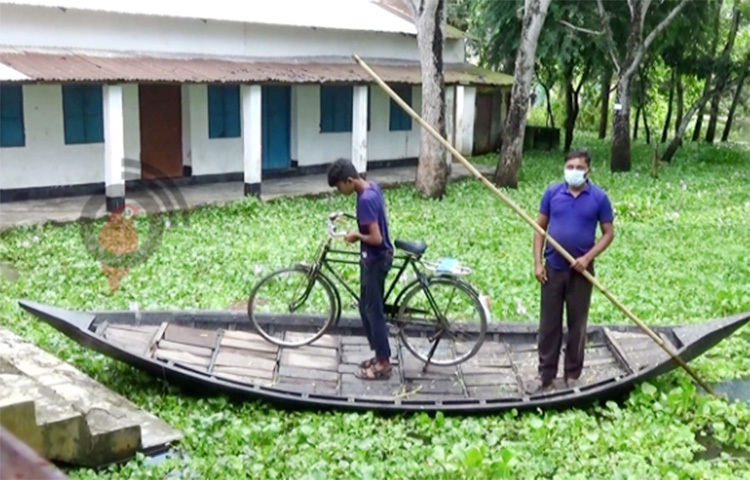 প্রায় দেড় বছর পর খুলছে শিক্ষাপ্রতিষ্ঠান। এ নিয়ে সরাদেশেই চলছে উৎসাহ উদ্দীপনা, নানান প্রস্তুতি। কিন্তু বন্যার পানিতে নিমজ্জিত হওয়ায় ঘোষিত সময়ে স্কুলে পাঠদান নিয়ে অনিশ্চিয়তা দেখা দিয়েছে মানিকগঞ্জের দেড় শতাধিক সরকারি প্রাথমিক বিদ্যালয়ে। ছবি: বি এম খোরশেদ