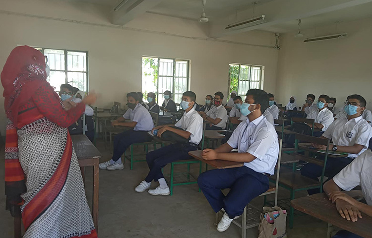 স্বাস্থ্যবিধি মেনে রাজধানীর ইঞ্জিনিয়ারিং ইউনিভার্সিটি স্কুল অ্যান্ড কলেজে ক্লাস নেয়া চিত্র। ছবি: বিপ্লব দিক্ষিৎ