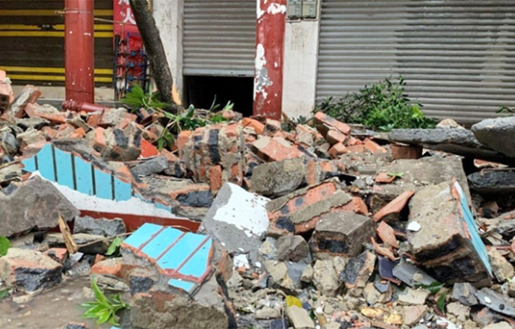 চীনে একটি শক্তিশালী ভূমিকম্প আঘাত হেনেছে। রিখটার স্কেলে এর মাত্রা ছিল ৬। দেশটির দক্ষিণ-পশ্চিমাঞ্চলীয় সিচুয়ান প্রদেশে আঘাত হানা ওই ভূমিকম্পে কমপক্ষে তিনজন নিহত হয়েছে। ছবি: সংগৃহীত