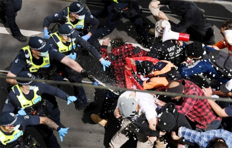 অনুমোদন না নিয়ে লকডাউনবিরোধী বিক্ষোভ করায় অস্ট্রেলীয় পুলিশ মেলবোর্ন থেকে ২৩৫ এবং সিডনি থেকে ৩২ জনকে গ্রেফতার করেছে। মেলবোর্নে সাত শতাধিক বিক্ষোভকারীকে ছত্রভঙ্গ করতে পুলিশ মরিচের গুঁড়া ছিটায়। ছবি: সংগৃহীত