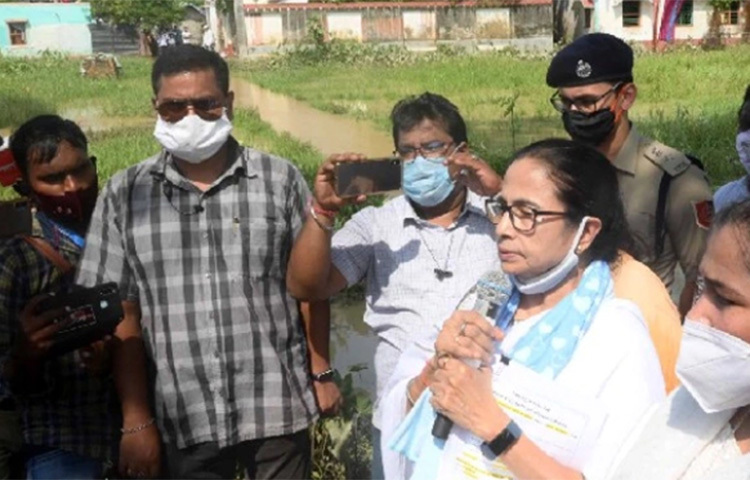 অতিবৃষ্টিতে ভারতের পশ্চিমবঙ্গ রাজ্যের বিভিন্ন জেলার অবস্থা ভয়াবহ। পানিতে ভাসছে চারদিক। এ অবস্থায় আকাশপথে বন্যা পরিস্থিতি পর্যবেক্ষণ করেছেন মুখ্যমন্ত্রী মমতা ব্যানার্জী। ছবি: সংগৃহীত