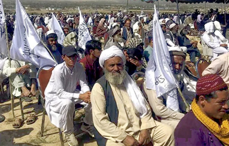 আফগানিস্তানে তালেবানের সমর্থনে প্রায় এক হাজার মানুষ সমাবেশ করেছে। রাজধানী কাবুলের উত্তরের বড় একটি মাঠে স্থানীয় সময় রোববার জড়ো হন তারা। তবে এই সমাবেশে নারীদের উপস্থিতি দেখা যায়নি। ছবি: সংগৃহীত