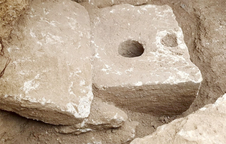 দুই হাজার সাতশ বছর আগেকার কথা। জেরুজালেমের রয়েল ম্যানশনের কাছে একটি প্রাচীন শৌচাগারের সন্ধান পাওয়ার দাবি করছেন নৃতত্ত্ববিদরা। ধারণা করা হচ্ছে, এটি খ্রিষ্টপূর্ব ৭ম শতকে নির্মিত হয়। এ পর্যন্ত আবিষ্কৃত সবচেয়ে পুরোনো শৌচাগার এটি। ছবি: সংগৃহীত