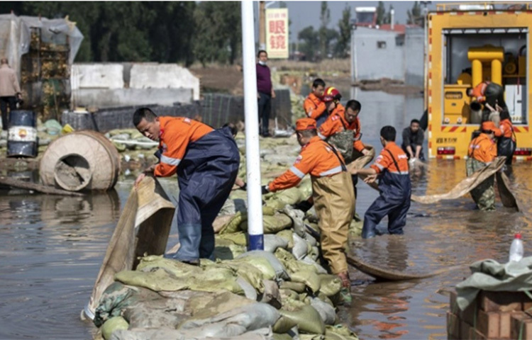 চীনের উত্তরাঞ্চলীয় শানঝি প্রদেশে টানা বৃষ্টির কারণে সৃষ্ট আকস্মিক বন্যায় কমপক্ষে ১৫ জনের মৃত্যু হয়েছে। এখনও তিনজন নিখোঁজ রয়েছে। দেশের শীর্ষ কয়লা উৎপাদনকারী ওই এলাকায় বন্যার কারণে লাখ লাখ মানুষ ক্ষতিগস্ত হয়েছে। ছবি: সংগৃহীত