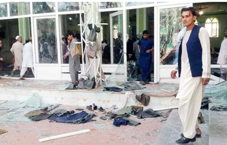 আফগানিস্তানে আবারও জুমার নামাজের সময় মসজিদে শক্তিশালী বিস্ফোরণের ঘটনা ঘটেছে। এতে অন্তত ৩২ প্রাণ হারিয়েছেন। আহত হয়েছেন কমপক্ষে ৪৫ জন। আজ দেশটির দক্ষিণাঞ্চলীয় শহর কান্দাহারের একটি শিয়া মসজিদে এ বিস্ফোরণ ঘটে। ছবি: সংগৃহীত