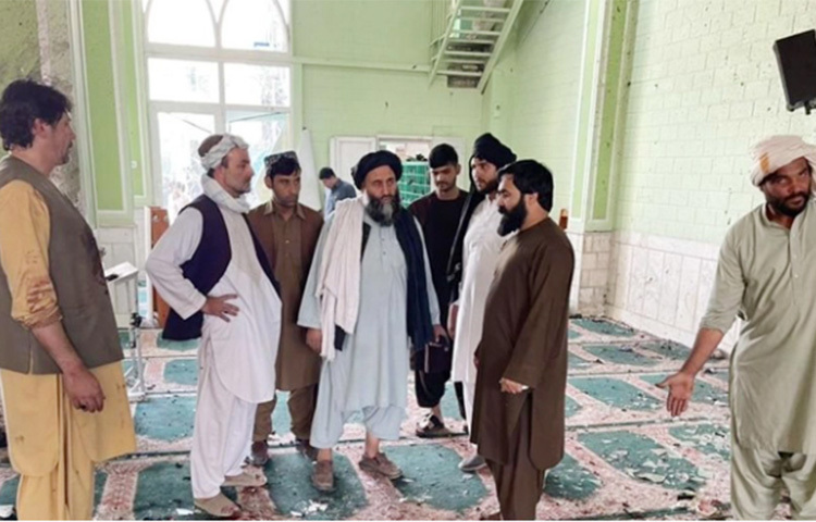 আফগানিস্তানের দক্ষিণাঞ্চলীয় শহর কান্দাহারে একটি শিয়া মসজিদে বোমা হামলার ঘটনায় নিহতের সংখ্যা বেড়ে দাঁড়িয়েছে ৪৭ জন। আহত হয়েছেন আরও অন্তত ৭০ জন। শুক্রবারের (১৫ অক্টোবর) এ হামলার দায় স্বীকার করেছে জঙ্গিগোষ্ঠী আইএসের আফগান শাখা (আইএস-কে)। ছবি: সংগৃহীত