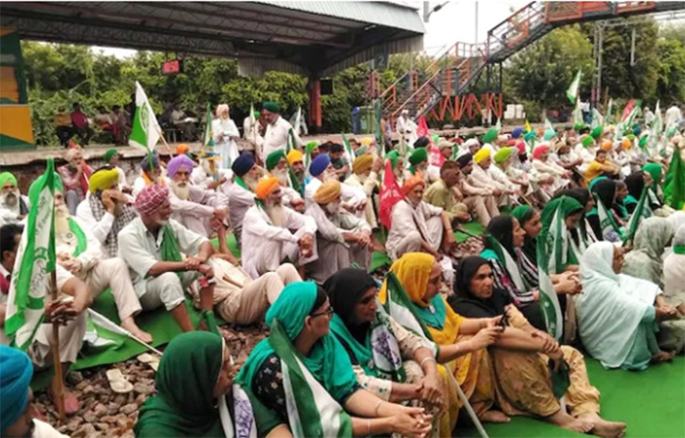 ভারতের উত্তর প্রদেশের লখিমপুর খেরিতে চার কৃষকসহ আটজন নিহতের প্রতিবাদে কৃষকদের আন্দোলন অব্যাহত রয়েছে। কৃষক হত্যার বিচার দাবিতে আজ ‘রেল রোকো’ কর্মসূচি পালন করেন তারা। ছবি: সংগৃহীত