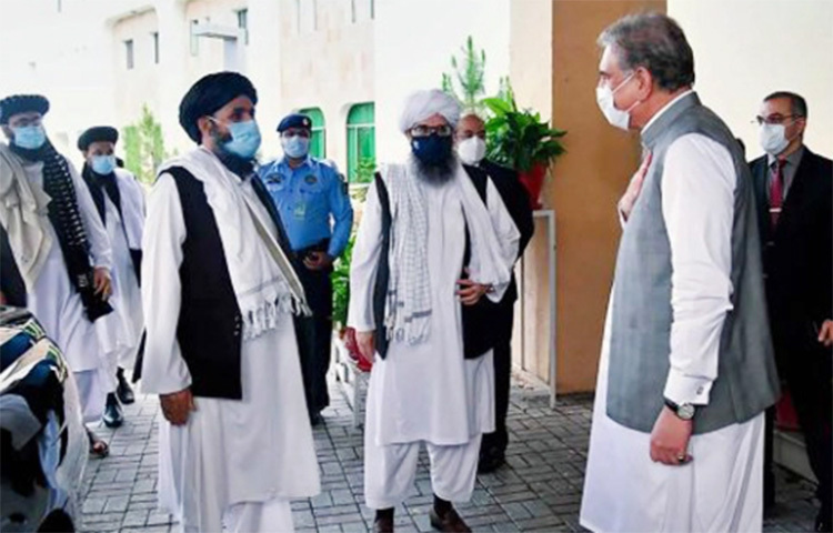 আফগানিস্তানের রাজধানী কাবুলে পৌঁছেছেন পাকিস্তানের পররাষ্ট্রমন্ত্রী শাহ মাহমুদ কুরেশি। বৃহস্পতিবার তিনি কাবুলে পা রাখেন। সেখানে তিনি তালেবান সরকারের পররাষ্ট্রমন্ত্রীর সঙ্গে সাক্ষাত করবেন। ছবি: সংগৃহীত