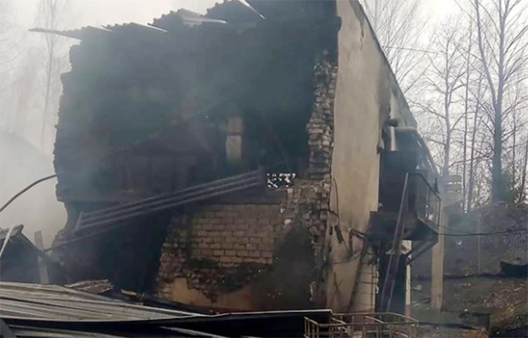 রাশিয়ায় একটি বিস্ফোরক কারখানায় ভয়াবহ অগ্নিকাণ্ডে অন্তত ১৫ জন প্রাণ হারিয়েছেন। গুরুতর দগ্ধ হয়ে মৃত্যুর সঙ্গে লড়ছেন একজন। এ ঘটনায় আরও এক ব্যক্তি নিখোঁজ রয়েছেন বলে জানিয়েছে স্থানীয় কর্তৃপক্ষ। ছবি: সংগৃহীত