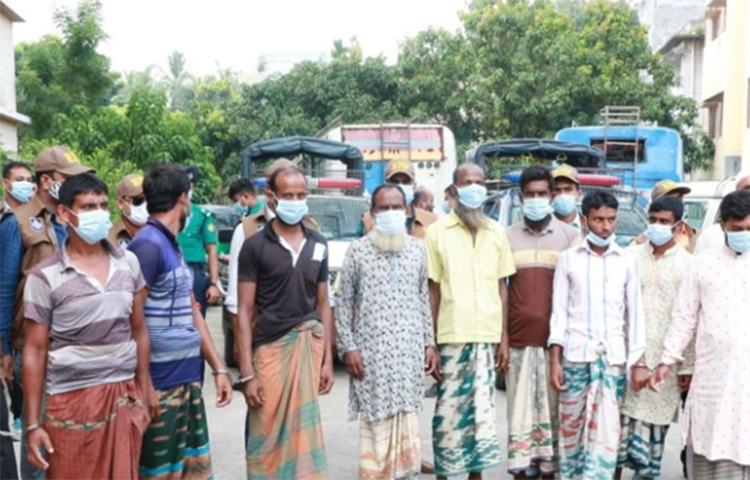 রাজশাহীতে জামায়াত-শিবিরের ১২ নেতাকর্মীকে গ্রেফতার করেছে মহানগর গোয়েন্দা পুলিশ (ডিবি)। শুক্রবার (২২ অক্টোবর) সন্ধ্যা সাড়ে ৭টার দিকে নগরীর পালোপাড়া এলাকা থেকে তাদের গ্রেফতার করা হয়েছে। ছবি: ফয়সাল আহমেদ