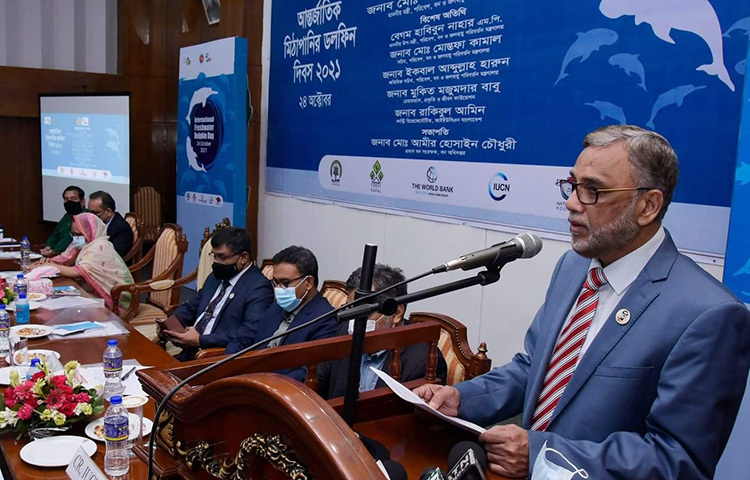 ইচ্ছাকৃতভাবে যারা ডলফিন হত্যা করে তাদের তথ্য দিলে পুরস্কার দেওয়া হবে বলে জানিয়েছেন পরিবেশ, বন ও জলবায়ু পরিবর্তনমন্ত্রী মো. শাহাব উদ্দিন। আজ ডলফিন দিবস-২০২১ উপলক্ষে বন অধিদপ্তরে আয়োজিত আলোচনা সভায় তিনি এ কথা বলেন। ছবি: জাগো নিউজ