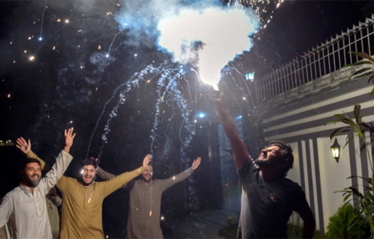 ভারতকে হারানোর খুশিতে পাকিস্তানে বেপরোয়া আনন্দ উদযাপন করেছে দেশটি ক্রিকেটপ্রেমীরা। এতে ১২ জন গুলিবিদ্ধ হয়েছে বলে জানা গেছে। ছবি: সংগৃহীত